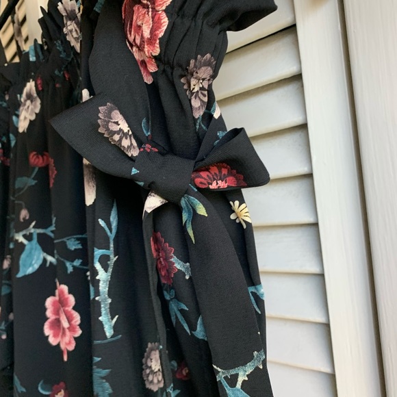 Skies are Blue Eleana Cold Shoulder Blouse - Picture 5 of 12